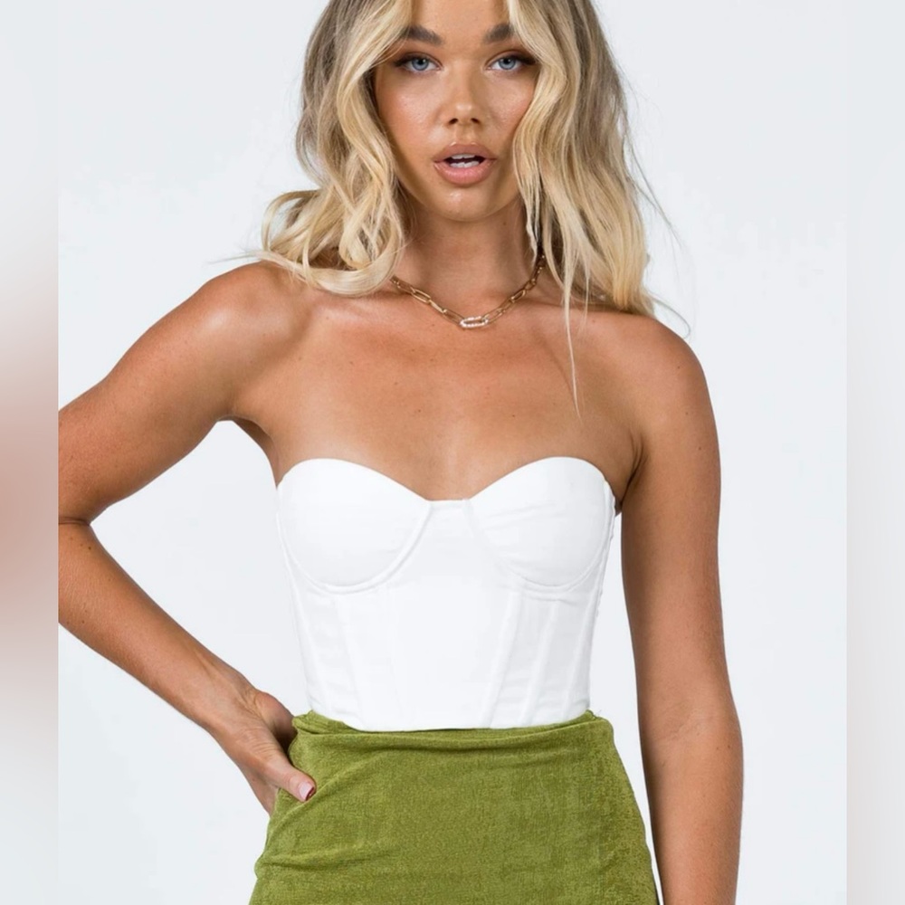 Cute white top amazing for a night out or dinner with the girls!